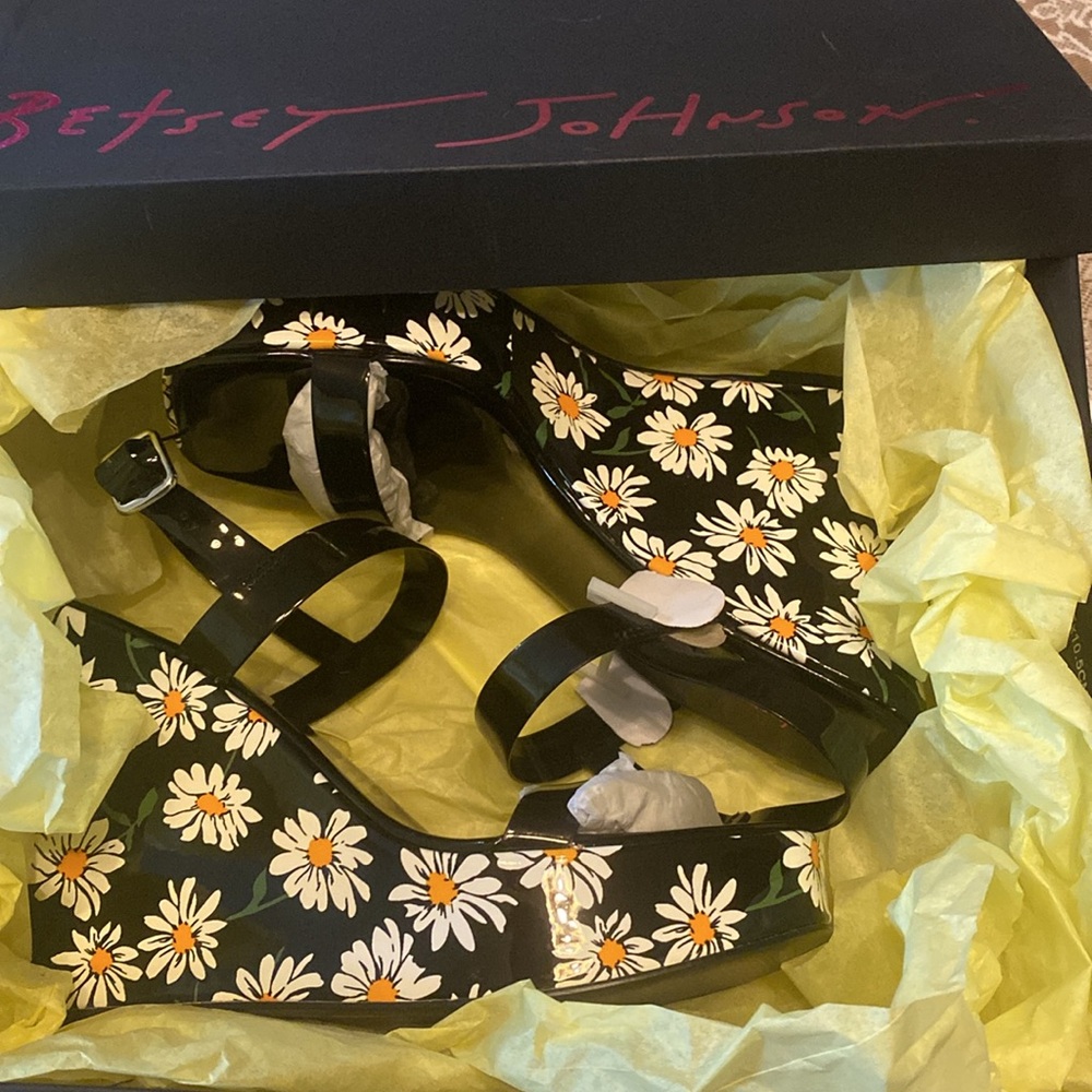 BETSEY JOHNSON WEDGE SANDALS NIB DAISY FLOWER 6.5 US TOO CUTE 🌼
